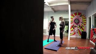 Фитнес тренер устроил с клиенткой дикий секс перед камерой в спортзале