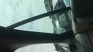 Пока девушка стояла в машине в пробке она решила немного подрочить