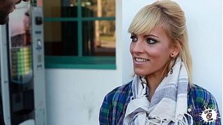 Парень провел студентку до дома и трахнул ее пока никого не было