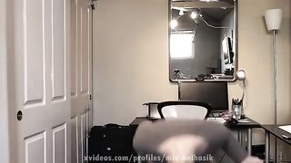 Молодая телка с большими сиськами прыгает на камеру под музыку