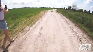 Парень в лесу дал худенькой девке за щеку и спустил ей сперму в рот и на очки