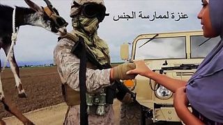 Солдат негр на складе дал арабке проститутке в рот и отымел её большим хуем