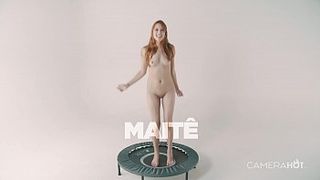 Голые девушки прыгают на батуте и светят красивыми дойками и бритыми пёздами