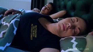 Полез в кровать сонной мамки и трахнул утренним стояком